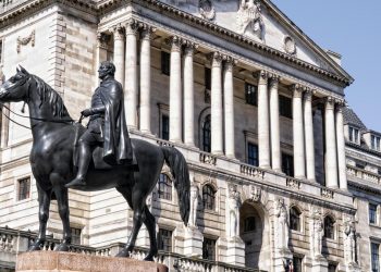 بنك إنجلترا المركزي يبقي على سعر الفائدة دون تغيير