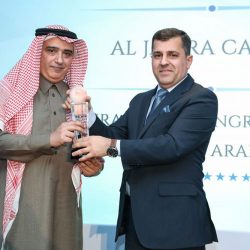 المهندس أبا الخيل خلال تسلمه جائزة أفضل رئيس تنفيذي لشركة وساطة مالية في المملكة لعام 2016م