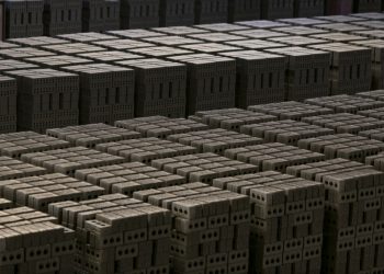 صندوق بيل غيتس يستثمر في صانع الأسمنت الأوروبي الأخضر