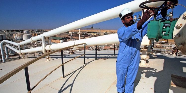 صندوق الثروة العماني يدرس طرح وحدتين تابعتين لـ «OQ» في البورصة