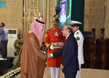 منح الرئيس التنفيذي للصندوق السعودي للتنمية وسام «هلال قائد أعظم» في باكستان