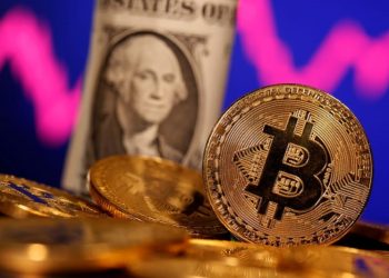 تخارج استثمارات من صناديق بيتكوين يدفع أسعار العملات المشفرة للتراجع  