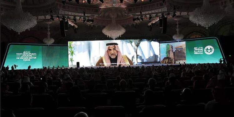 ياسر الرميان في منتدى صندوق الاستثمارات العامة والقطاع الخاص: تطوير السياسات التنظيمية بما يحقق مستهدفات رؤية 2030 .. وفرص كبيرة أمام القطاع الخاص لبناء سلاسل إمداد محلية للقطاعات الاستثمارية الجديدة