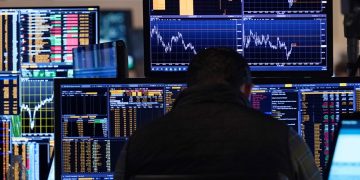 عودة صائدي الأسهم وسط عواصف الأسواق في 2025 .. وصناديق «اللونغ-شورت»  للشراء والبيع على المكشوف تستقطب 10 مليارات دولار في 6 أشهر